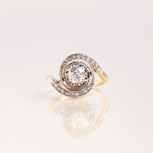 Złoty-pierścionek-z-brylantem-i-diamentami-tourbillon-jagg
