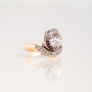 Złoty-pierścionek-z-brylantem-i-diamentami-tourbillon-jagg