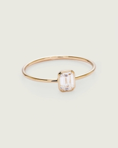 minimalistyczny-złoty-zaręczynowy-pierścionek-z-diamentem-emerald-szmaragdowym-jagg