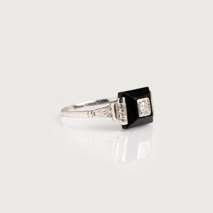 gold vintage ring with onyx and brilliant cut diamonds