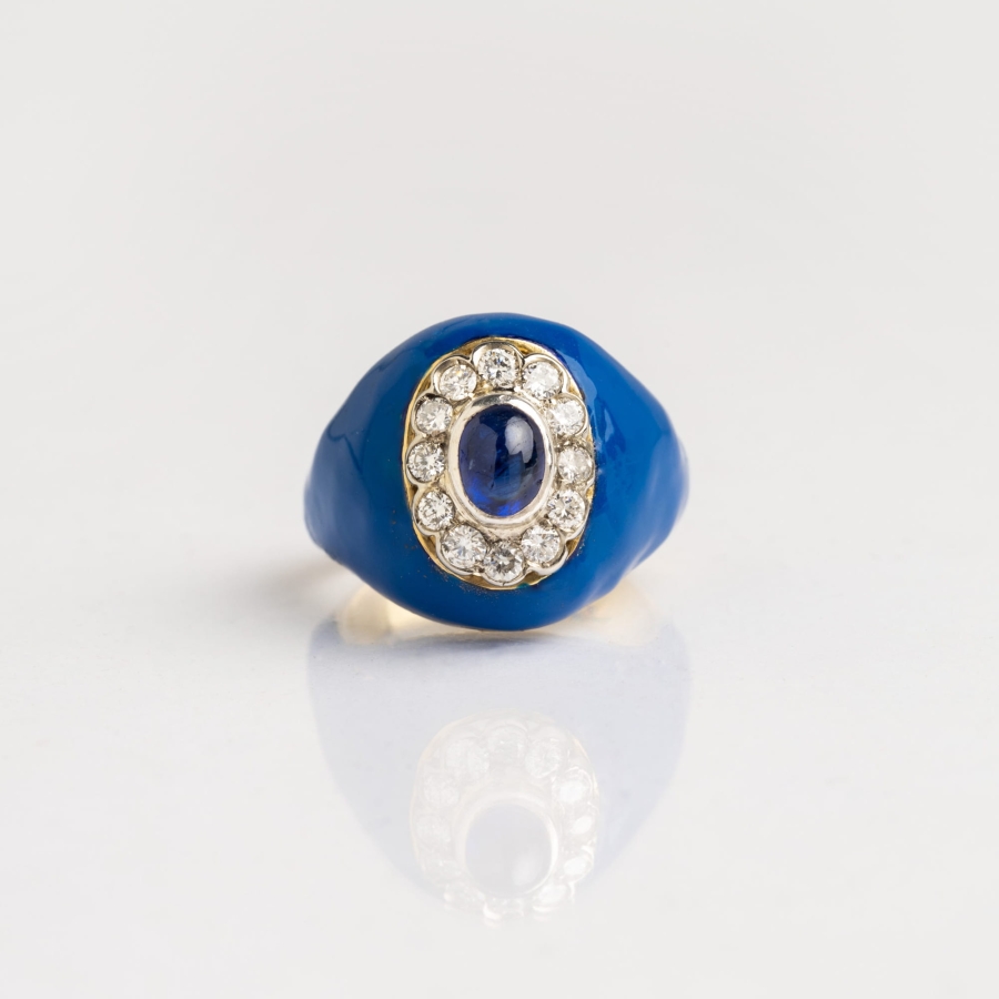 vintage ring with sapphire and brilliant cut diamonds
