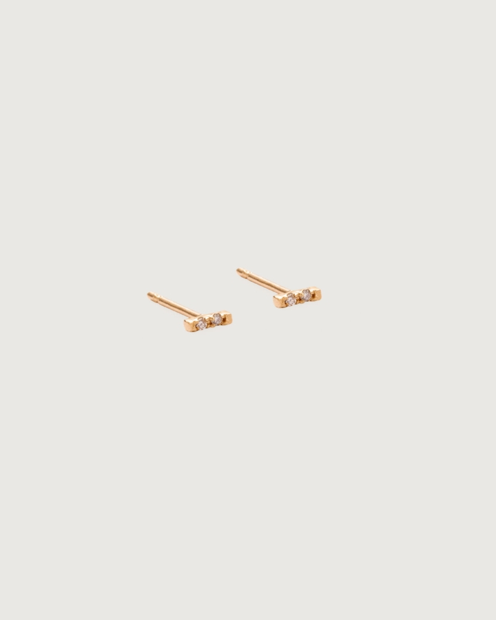 Malutkie-złote-kolczyki-sztyfty-z-brylantami-o-średnicy-1.04-mm-wykonane-ze-złota-próby-585-delikatna-i-elegancka-biżuteria-na-co-dzień-oraz-idealny-prezent-jagg