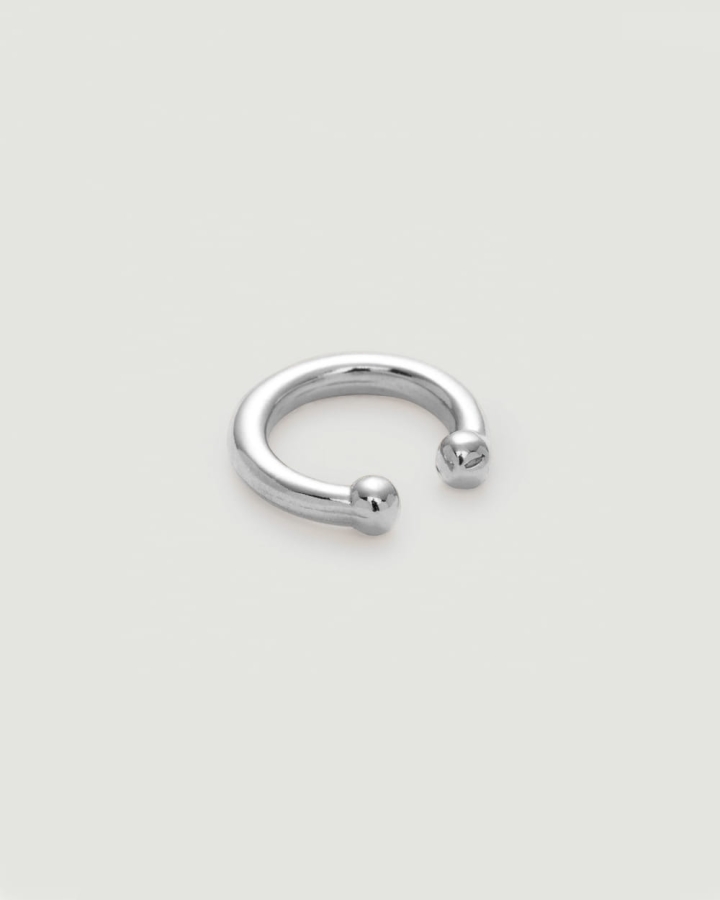 Srebrna-nausznica-próby-925-o-średnicy-1.6cm-i-grubości-3-mm-nowoczesna-minimalistyczna-biżuteria-idealna-na-co-dzień-jagg.
