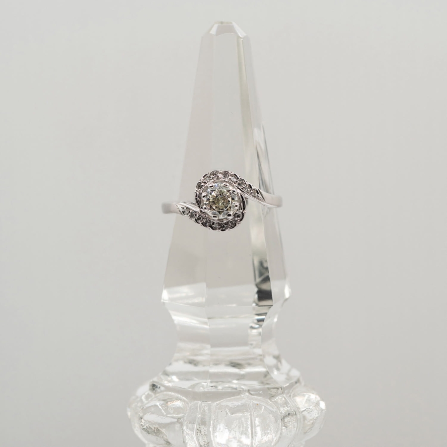 Złoty-pierścionek-z-brylantem-i-diamentami-tourbillon-jagg