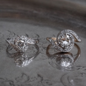 Złoty-pierścionek-z-brylantem-i-diamentami-tourbillon-jagg