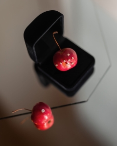Minimalistyczne-delikatne-złote-kolczyki-sztyfty-z-brylantami-jagg