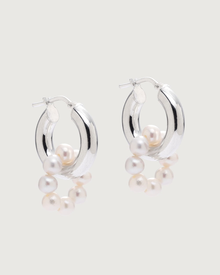 Klasyczne srebrne kolczyki koła próby 925 ze zdejmowanym elementem dekoracyjnym z naturalnych pereł o długości 2.5 cm – elegancka i ponadczasowa biżuteria 2w1 idealna na co dzień oraz jako prezent jagg.