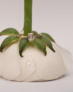 minimalistyczny-złoty-zaręczynowy-pierścionek-z-diamentem-emerald-szlif-szmaragdowy-jagg
