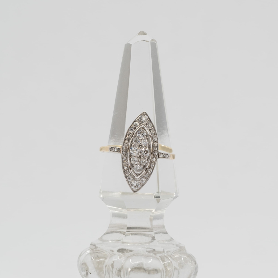 Navette ring, pierścionek łódeczka.