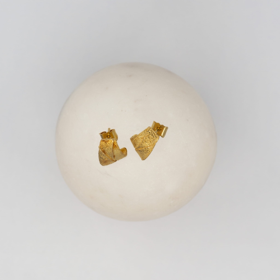 minimalistyczne-kolczyki-ze-zlota-vintage