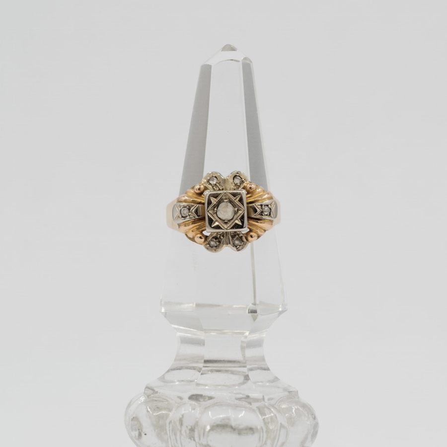 Gold vintage ring.