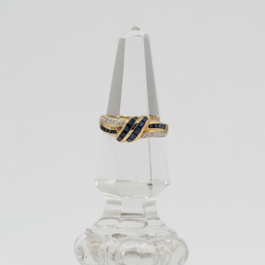 Ring with carré cut sapphires and diamonds.