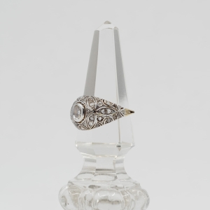 pierscionek vintage z motywem floralnym i diamentami