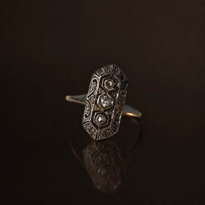 Ażurowy pierścionek art deco wykonany ze złota z diamentami