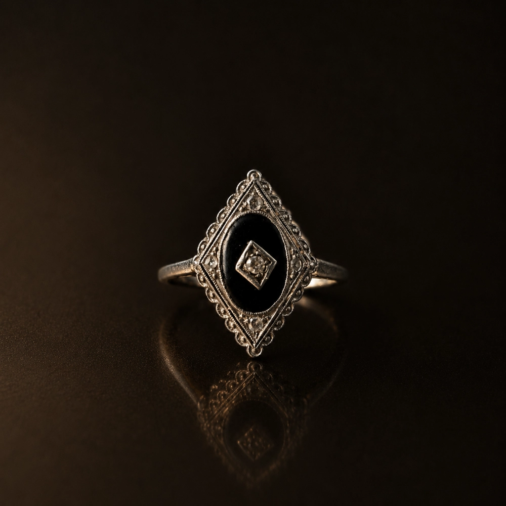 PIERŚCIONEK ART DÉCO Z ONYKSEM I DIAMENTAMI