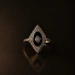 Złoty pierścionek Art Deco z płytką onyksową i diamentami.