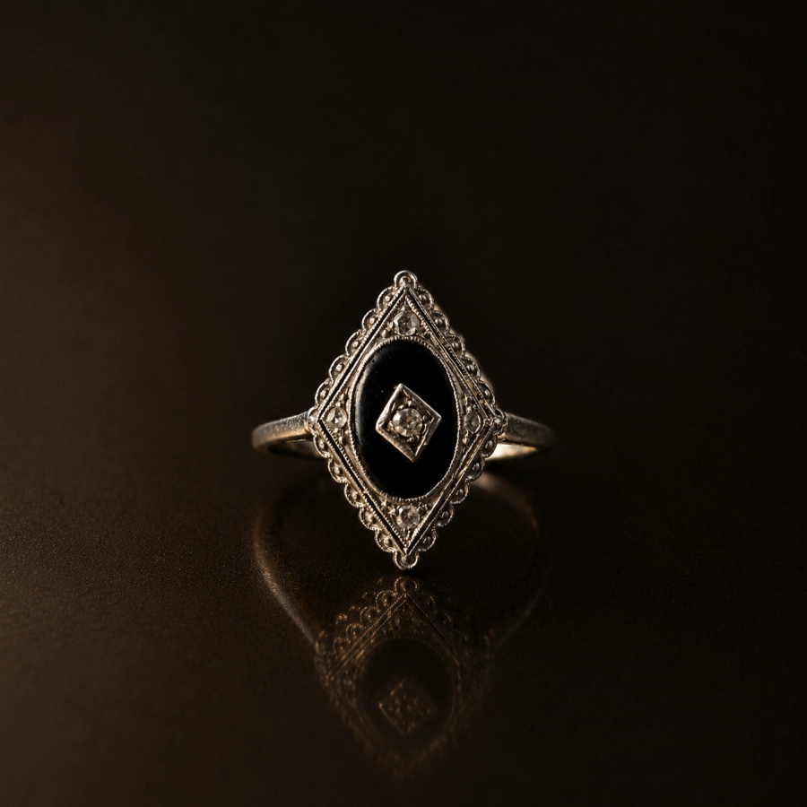 Złoty pierścionek Art Deco z płytką onyksową i diamentami.